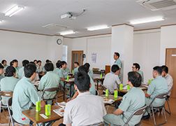 社内木鶏会の様子